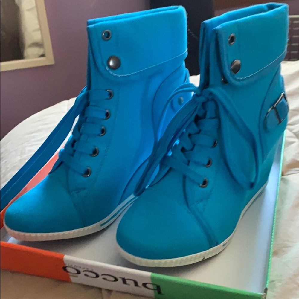 Woman’s sneakers size 6
